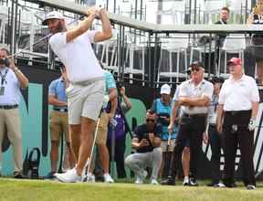 Dustin Johnson prend un swing alors que Greg Norman et Donald Trump regardent pour commencer le Pro Am.  Le tournoi LIV Pro Am au Trump National à Bedminster, NJ le 28 juillet 2022.