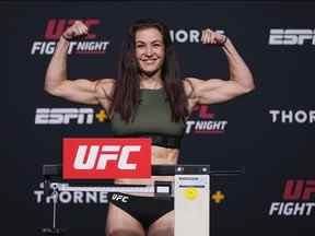 Dans ce document UFC, Miesha Tate pose sur la balance lors de la pesée UFC Fight Night à l'UFC APEX le 16 juillet 2021 à Las Vegas, Nevada.