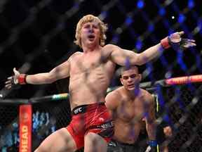 Paddy Pimblett célèbre la défaite de Kazula Vargas lors de l'UFC Fight Night: Volkov contre Aspinall à l'O2 Arena le 19 mars 2022 à Londres, en Angleterre.