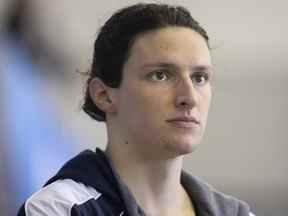 La nageuse des Penn Quakers Lia Thomas sur la terrasse de la piscine lors des championnats de natation et de plongeon de la NCAA à Georgia Tech à Atlanta le 19 mars 2022.