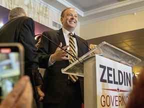 Le représentant américain Lee Zeldin, candidat républicain au poste de gouverneur de New York, s'adresse à une foule de partisans lors d'un parti électoral primaire à la Coral House à Baldwin, NY, le mardi 28 juin 2022.