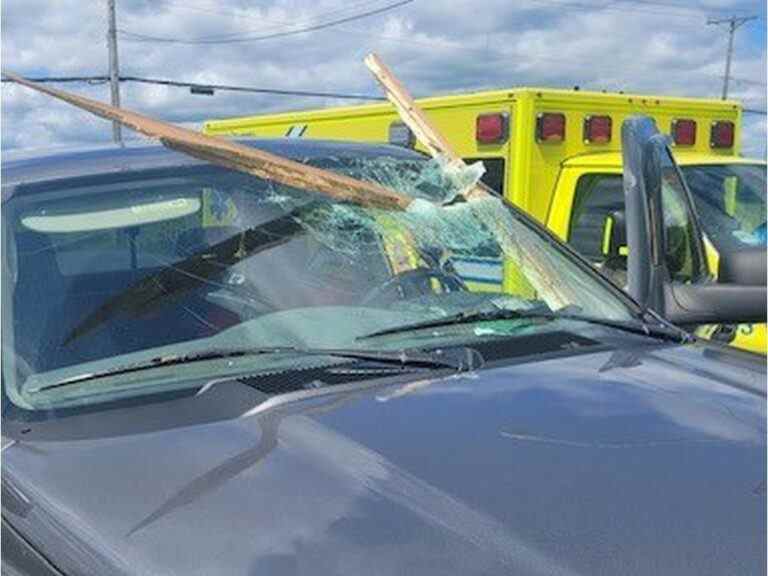 Un conducteur évite de justesse une blessure alors que des planches s’envolent d’un camion à Gatineau