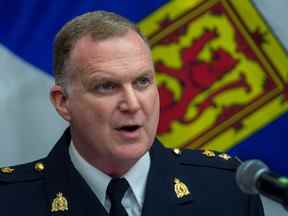 Surintendant de la GRC  Darren Campbell témoigne le lundi 25 juillet devant la Nova Scotia Mass Casualty Commission.  Ses notes manuscrites prises dans les jours qui ont suivi la fusillade sont la clé des allégations d'ingérence politique dans l'enquête du gouvernement fédéral.