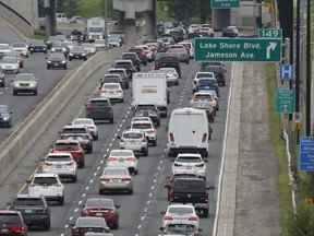 La circulation est visible sur l'autoroute Gardiner à Toronto.