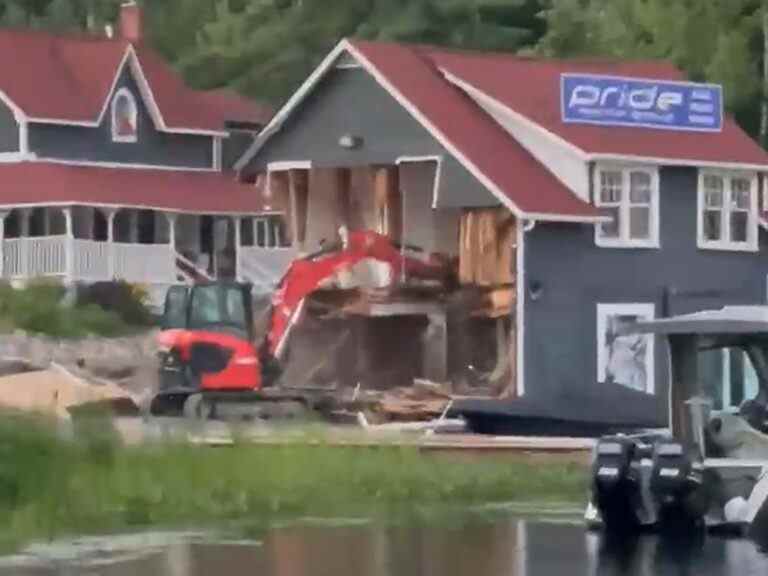 Un homme accusé après qu’un bâtiment de la marina de l’Ontario a été endommagé par une excavatrice