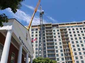 Une grue à tour est photographiée ici lors d'un projet de construction d'appartements de grande hauteur au 275, rue Front Nord à Sarnia, le 14 juin 2022.