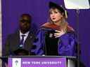 Taylor Swift prononce le discours d'ouverture de l'Université de New York en 2022 au Yankee Stadium de New York, le 18 mai 2022.