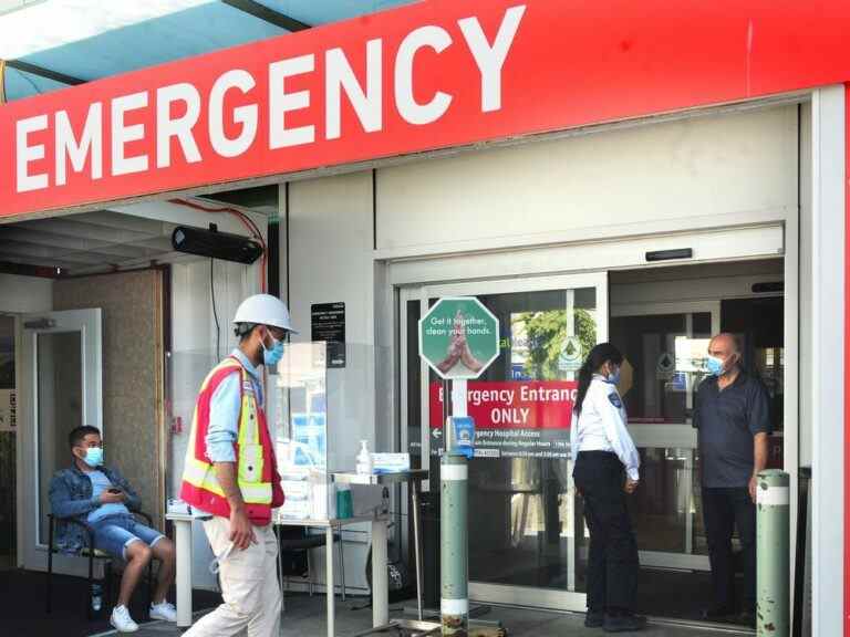 Un patient de North Van décède après deux jours coincé dans la salle d’attente d’un hôpital surpeuplé et en sous-effectif