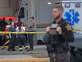 Le personnel d'urgence se rassemble après une fusillade au centre commercial Greenwood Park à Greenwood, Indiana, États-Unis, le 17 juillet 2022.