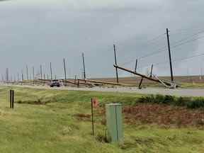 Des lignes électriques traversent Box Springs Road au nord de Medicine Hat après qu'une tempête a ravagé la région le lundi 18 juillet 2022.