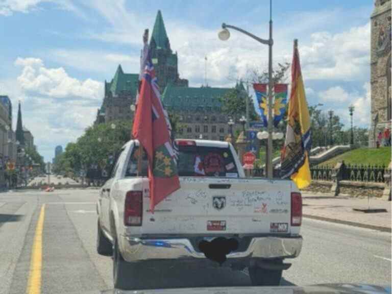 Une camionnette agitant des drapeaux condamnée à une amende de plus de 1 000 $ pour un voyage près de la Colline du Parlement