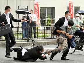 Dans cette image tirée d'une vidéo, l'ancien Premier ministre japonais Shinzo Abe prononce un discours de campagne à Nara, dans l'ouest du Japon, peu de temps avant d'être abattu le vendredi 8 juillet 2022. (Kyodo News via AP)