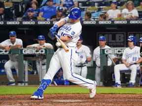 Le voltigeur gauche des Royals de Kansas City Andrew Benintendi (16 ans) frappe un doublé contre les Tigers de Detroit lors de la huitième manche au Kauffman Stadium le 12 juillet 2022.