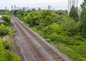 Voies ferrées vues de Dundas St, E. le matin après qu'une fillette de quatre ans a été heurtée et tuée par un train GO près de Lolita Gardens et de Silver Creek Blvd.  à Mississauga, en Ontario.  le mercredi 27 juillet 2022. ERNEST DOROSZUK/TORONTO SUN