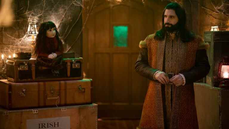 What We Do in the Shadows Season 4 Premiere Review – "Reunited" et "The Lamp"
