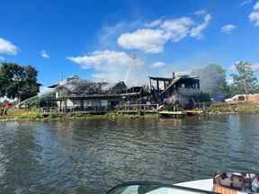 Le restaurant Old Marina a été détruit par un incendie ce week-end.  TWITTER/@PuslinchFRS