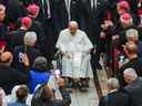 Le pape François part après avoir présidé un service de prière du soir à la Basilique-cathédrale Notre-Dame de Québec, Canada, le 28 juillet 2022.