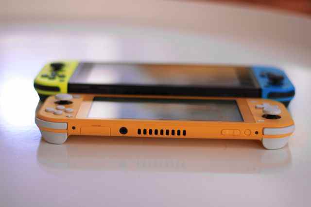 La console Switch Lite de Nintendo (avant) comparée au modèle Switch standard.