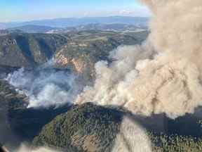 Le feu de forêt de Keremeos Creek à l'extérieur de Penticton le long week-end de la journée de la Colombie-Britannique.