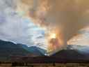 Vue du feu de forêt de Nohomin Creek vers l'ouest depuis l'autre côté du canyon du Fraser lors du feu de forêt de Nohomin Creek le 21 juillet 2022.