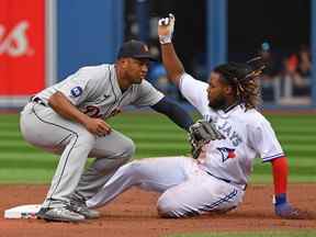 Le joueur de premier but des Blue Jays de Toronto Vladimir Guerrero Jr. (27 ans) vole le deuxième but contre Jonathan Schoop des Detroit Tigers samedi au Rogers Centre.