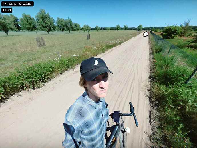 Le développeur de jeux indépendant Aran Koning semble contrarié par une piste sablonneuse dans une capture d'écran d'Aran's Bike Trip.