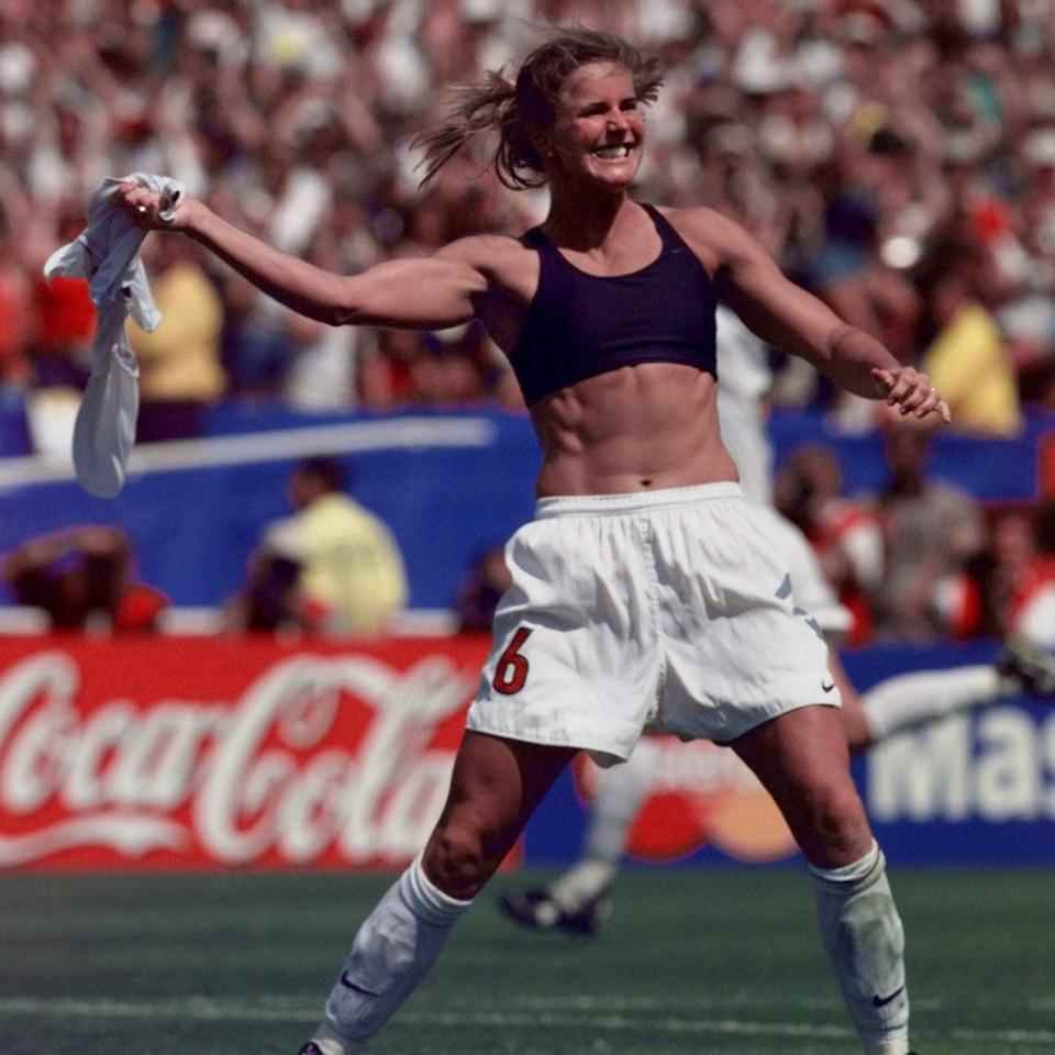 Comparé à la propre célébration torse nu de Brandi Chastain en 1999 – AP