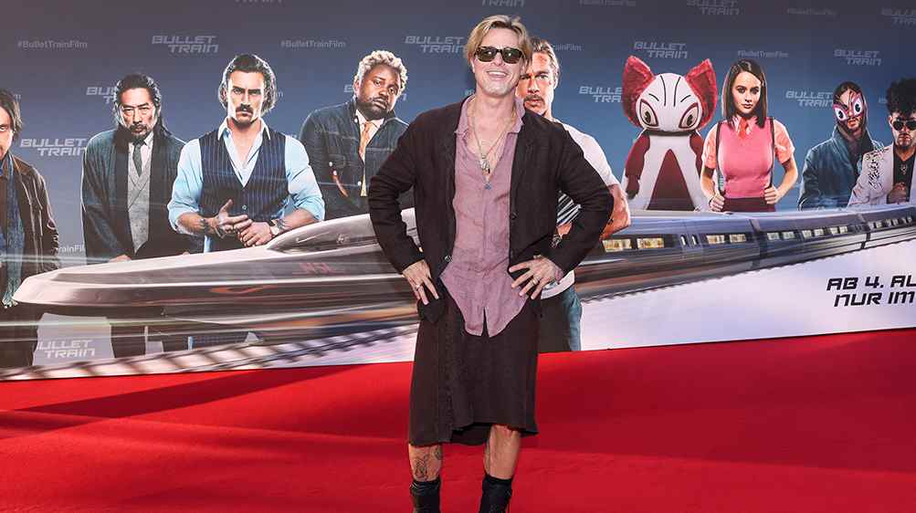 Brad Pitt explique pourquoi il portait une jupe sur le tapis du « train à grande vitesse » : « Nous allons tous mourir, alors faisons gaffe »
	
	
