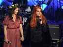 Ashley Judd et Wynonna Judd parlent sur scène lors de Naomi Judd: A River of Time Celebration le 15 mai 2022 à Nashville, Tennessee.