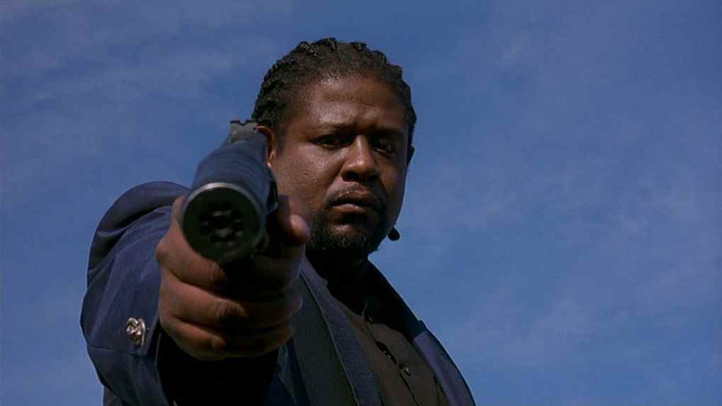 Forest Whitaker en tant que Ghost Dog visant un pistolet silencieux dans Ghost Dog: Way of the Samurai.