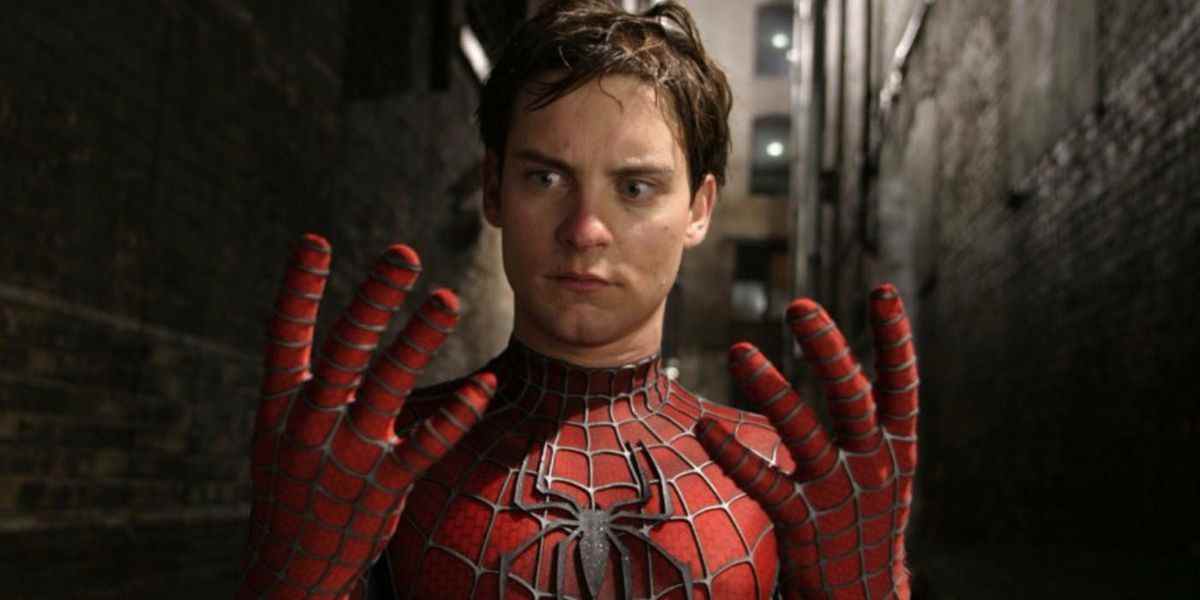 Tobey Maguire dans le rôle de Spider-Man regardant ses mains sans son masque