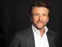 Robert Herjavec a travaillé à empiler des boîtes dans une épicerie un été à l'adolescence.