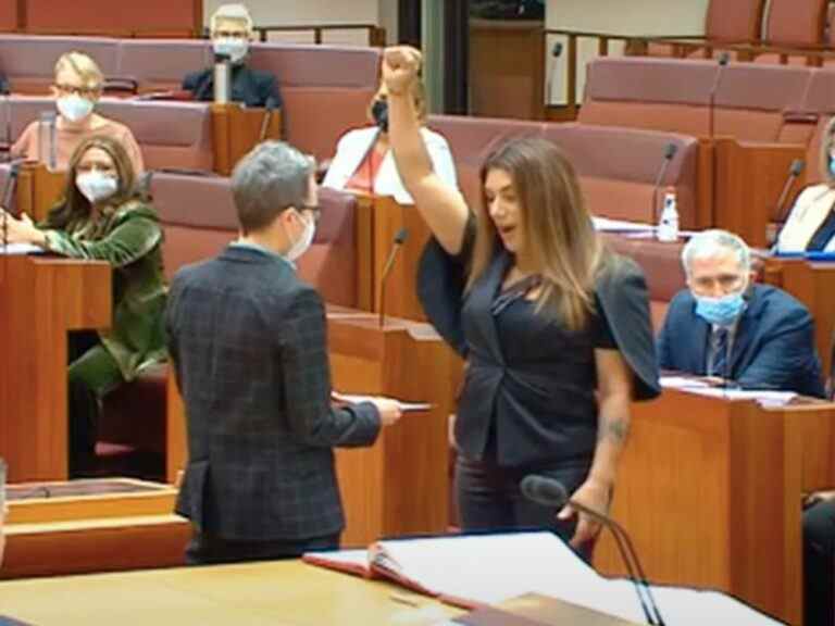 Un sénateur indigène australien qualifie la reine de colonisateur alors qu’il prête serment au parlement