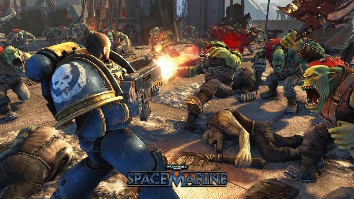 un marine lourdement blindé explose sur les orks qui arrivent dans une scène de Warhammer 40,000 Space Marine - Anniversary Edition