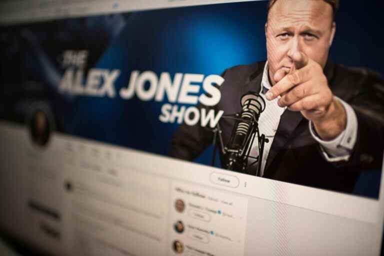 Le père de l’enfant tué à Sandy Hook dit qu’il a enduré « l’enfer » à cause des mensonges d’Alex Jones