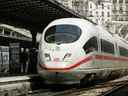 Le train à grande vitesse allemand ICE arrive de Francfort à la gare de l'Est lors de son voyage vers Paris.