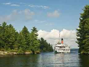 Le navire à vapeur au charbon de 123 ans, le Seqwun, quitte le quai de Gravenhurst vers les lacs Muskoka, Rosseau et Joseph.