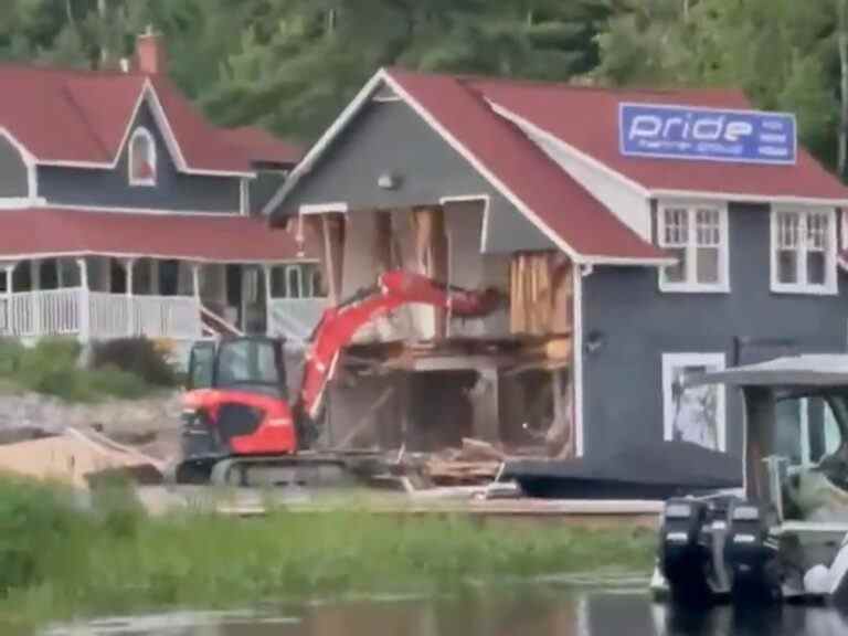 Un homme inculpé après qu’une vidéo « choquante » montre une excavatrice déchirant la marina de Muskoka