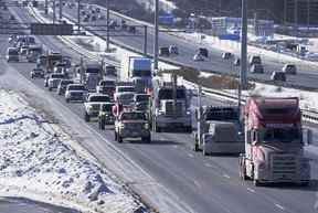 Donc, environ le double des véhicules représentés ici, puisque ce convoi est principalement composé de camionnettes à faible consommation de carburant.