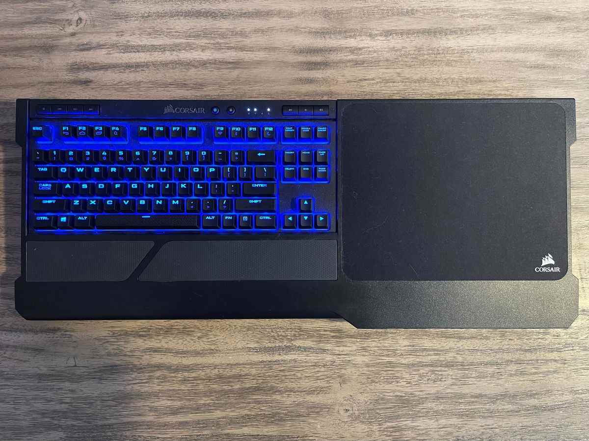 Un lapboard Corsair est posé sur une table en bois