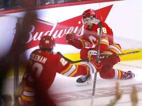 L'attaquant des Flames de Calgary Andrew Mangiapane célèbre après avoir marqué le but vainqueur contre les Stars de Dallas lors du cinquième match de leur série éliminatoire de premier tour au Scotiabank Saddledome de Calgary le 11 mai 2022.