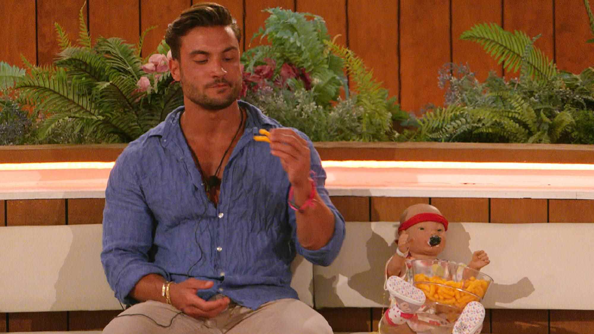 Davide avec le bébé et les chips sur Love Island UK