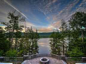 La propriété a un accès facile à 330 mètres de rivage privé le long du lac Tremblant.