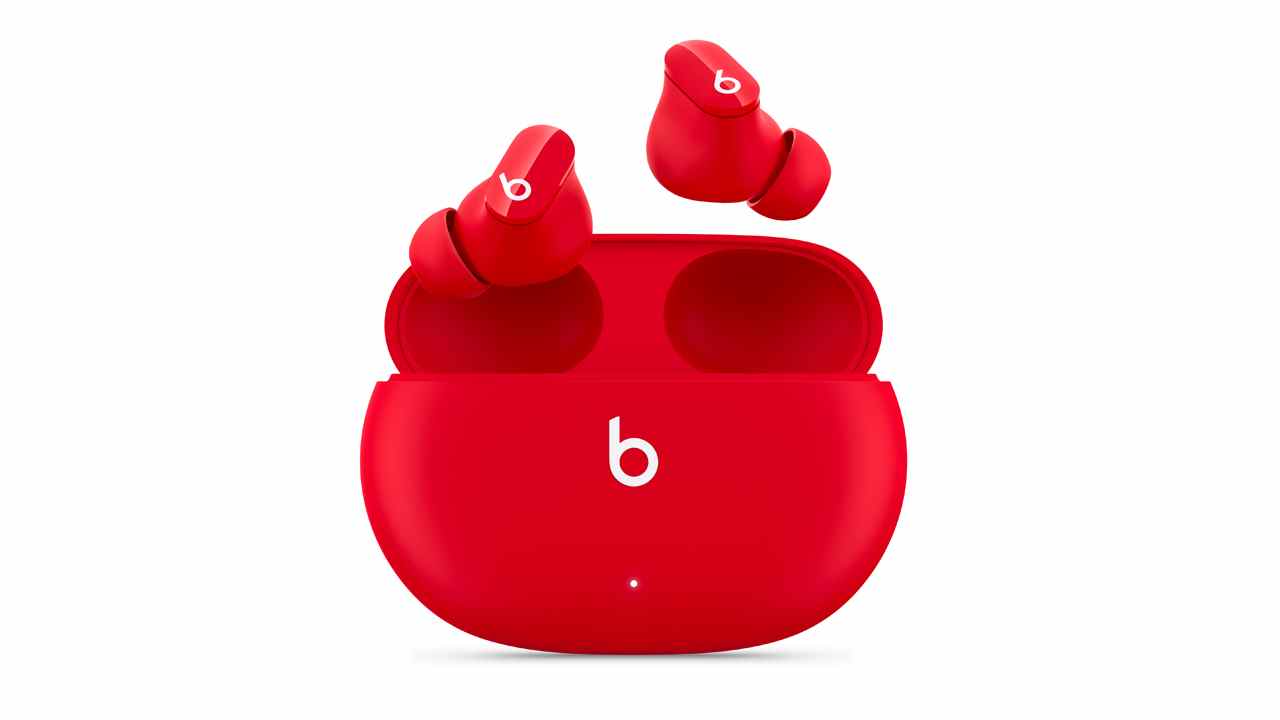 meilleurs accessoires de retour à l'école pour MacBook : Beats Studio Buds sur fond blanc