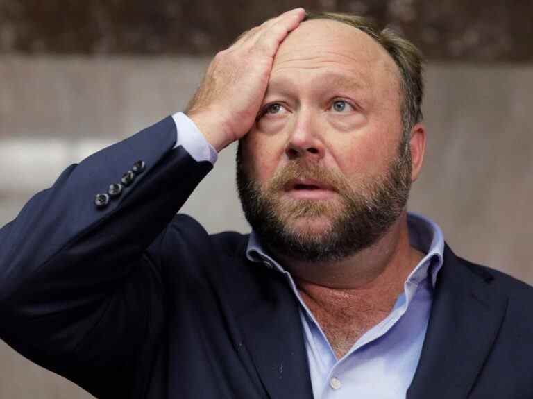 Alex Jones condamné à payer plus de 4 millions de dollars aux parents de Sandy Hook