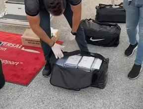 Huit sacs de sport noirs, contenant chacun 25 petits paquets de cocaïne, totalisant 200 paquets, se trouvaient dans les compartiments de contrôle de l'avion.