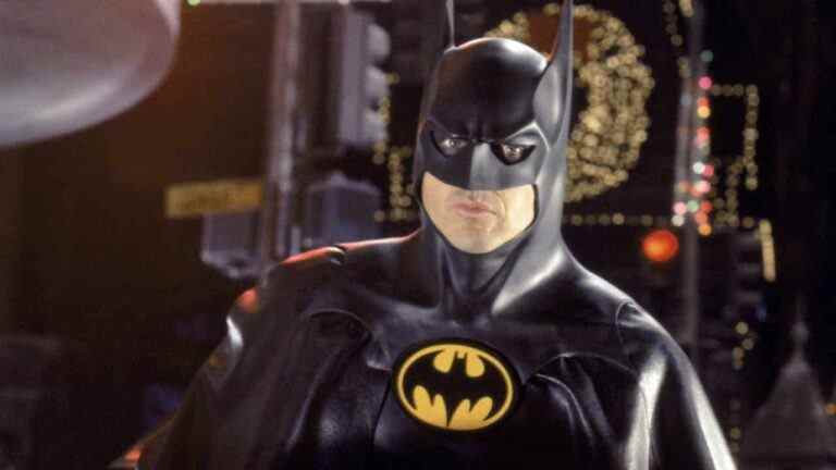 Le réalisateur de Batgirl partage une image avec Michael Keaton en costume complet de Batman
