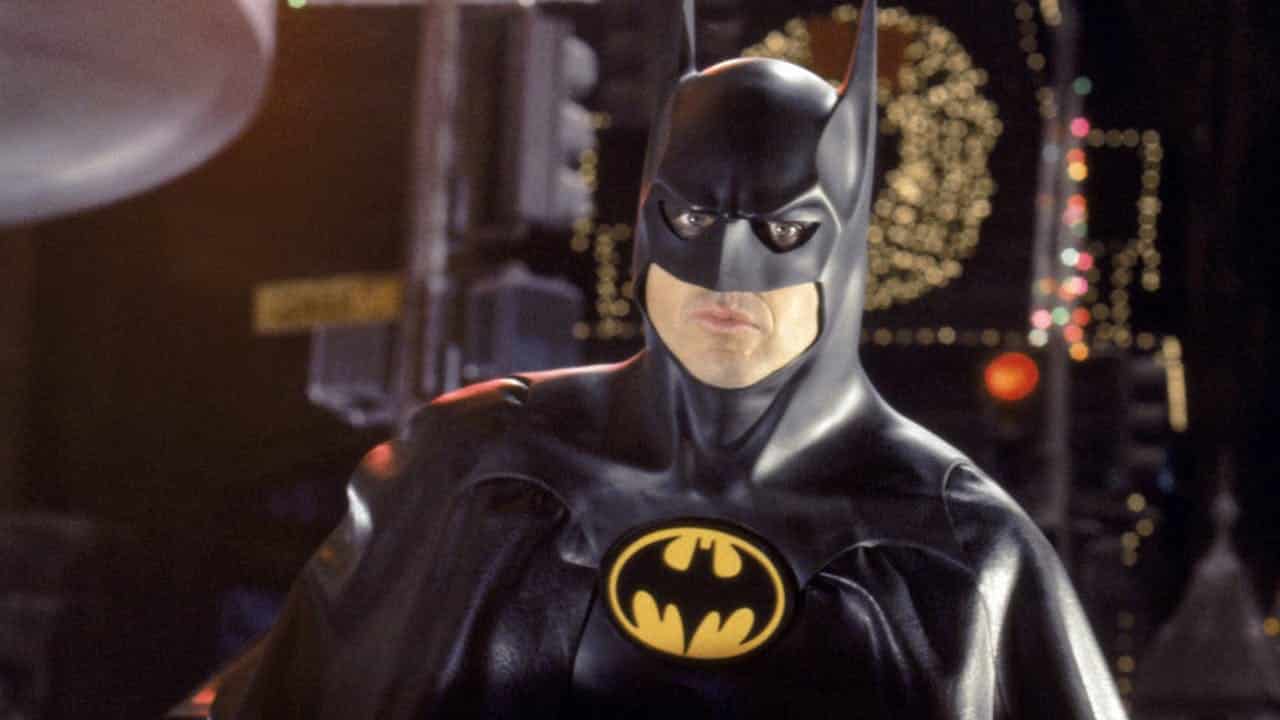 Le réalisateur de Batgirl partage une image avec Michael Keaton en costume complet de Batman
