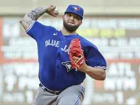 Le lanceur partant des Blue Jays, Alek Manoah, lance aux Twins du Minnesota lors de la première manche d'un match de baseball jeudi.