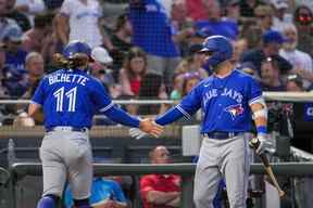 4 août 2022 ;  Minneapolis, Minnesota, États-Unis ;  Le voltigeur de centre des Blue Jays de Toronto Whit Merrifield (1) félicite l'arrêt-court Bo Bichette (11) après avoir marqué contre les Twins du Minnesota en sixième manche au Target Field.  (Brad Rempel-USA TODAY Sports)